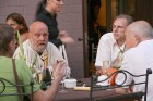 Pēdējo gadu laikā Vecrīgā ir strauji uzplaukušas daudzas viesnīcas, kafejnīcas, bāri un restorāni, kas iepriecina ne vien pilsētas viesus, bet arī paš 7