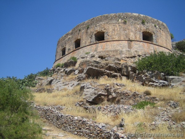 Spinalongas cietoksnī turklāt bija izmitināta pēdēja lepras slimnieku kolonija 36007