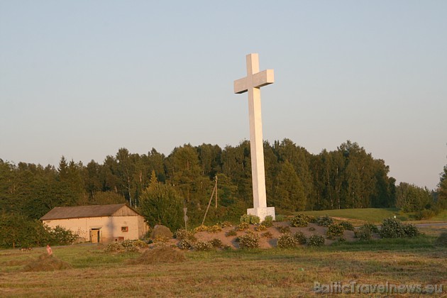 Pāris kilometrus no Aglonas visus svētceļotājus un tūristus sagaida lielais krusts uz Daugavpils-Rēzeknes-Aglonas-Preiļu apļa krustojuma Pāris kilometrus no Aglonas visus svētceļotājus un tūristus sagaida lielais krusts uz Daugavpils-Rēzeknes-Aglonas-Preiļu apļa krustojuma 36018