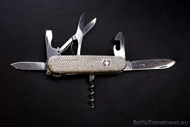 Tikai 120 eksemplāri ir pieejami ar 800 dimantiem, kuru cena sasniedz 129 000 Šveices franki. Foto: Victorinox.ch 36062