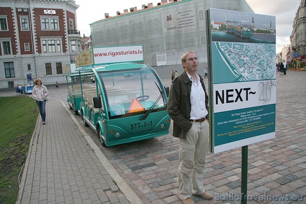 Kopumā vienlaicīgi ekskursijā var doties 23 pasažieri, proti, 11 var sēdēt autobusiņa vilcējā, bet 12 - piekabē. Brauciena ilgums 35 minūtes 36240