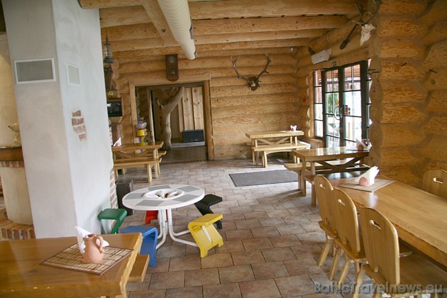 Īpaši izvēlēta sezonas ēdienkarte kafejnīcā. Piedāvājums veģetāriešiem. Ēdienkarte bērniem. Brokastis 10.00-12.00. Katru dienu no 19.00 – 20.00 LAIMĪG 36403