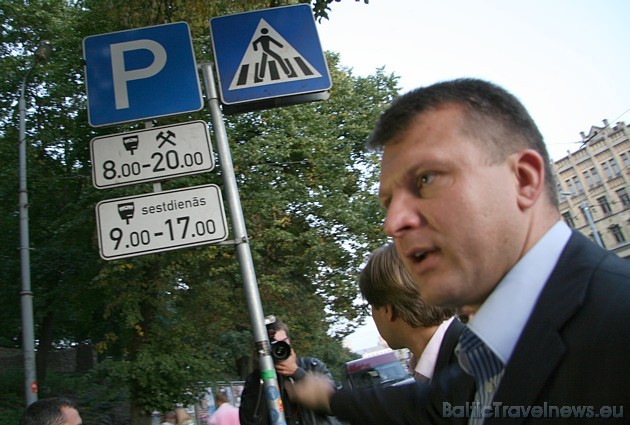 Tiek noskaidrots, ka ārvalstu auto tūristi nevar zināt, kas ir ''sestdienās'', tāpēc būtu jālieto visiem saprotamas piktogrammas 36461