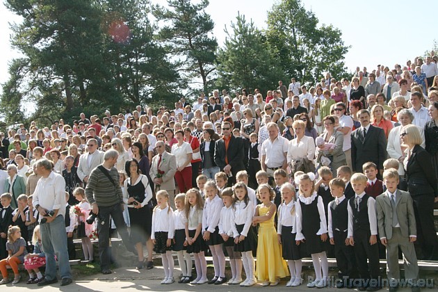 Daudzi no skolēnu vecākiem nevarēja piedalīties 1.septembra svinībās, jo ir peļņā Īrijā, Lielbritānijā, Vācijā un citur pasaulē 36534