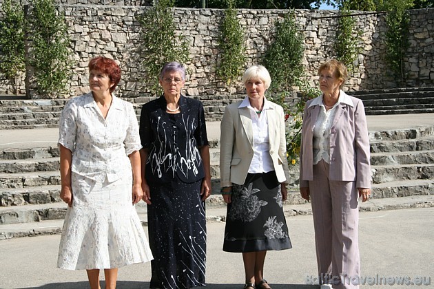 Ikšķiles vidusskolas skolotāji, kuri atdevuši skolai vairāk nekā 40 gadus, bet tagad dodas pelnītā pensijā 36539