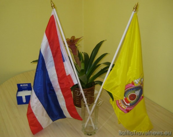 Taizemes valsts un karaļa karogi. Vairāk informācijas par ceļojumu aģentūru Thai Tour mājas lapā www.thaitour.lv Taizemes valsts un karaļa karogi. Vairāk informācijas par ceļojumu aģentūru Thai Tour mājas lapā www.thaitour.lv 36670