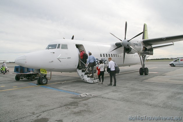 Propelleru Fokker lido lēnāk (apmēram 2 stundas) uz Rīgu, taču piedāvā daudz ilgāk noraudzīties uz zemi no putna lidojuma augstuma Propelleru Fokker lido lēnāk (apmēram 2 stundas) uz Rīgu, taču piedāvā daudz ilgāk noraudzīties uz zemi no putna lidojuma augstuma 36843