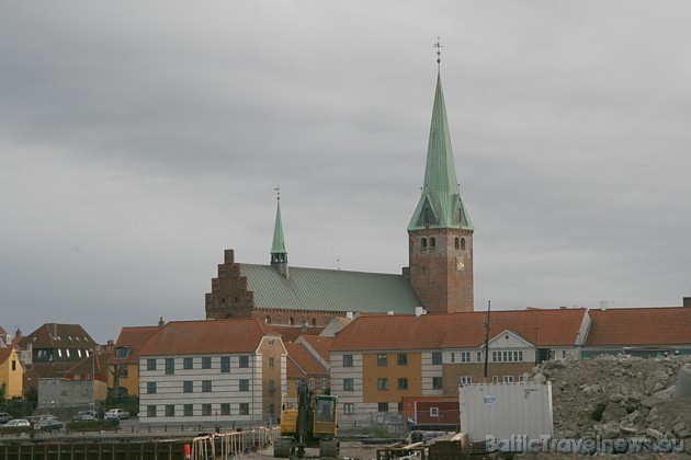 Vairākas pilsētas baznīcas ir būvētas 15. un 16.gadsimtā, bet vienlaikus var redzēt arī aktīvu būvniecību mūsu laikos 36873