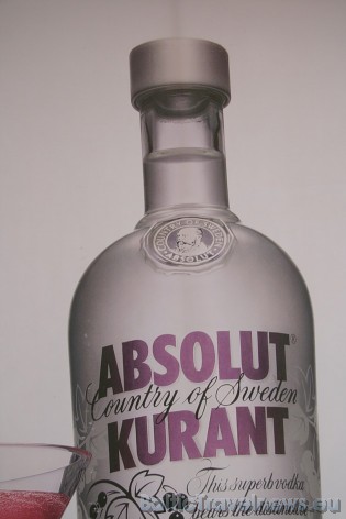 Absolut degvīns tiek izplatīts kopš 1879. gada un to ir radījis Larss Olsens Smits, kura fotogrāfija rotā ikkatru šī degvīna pudeli 37185