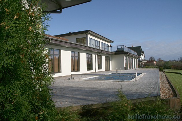 Vasaras laikā viesnīcas terasē darbojas baseins 37952