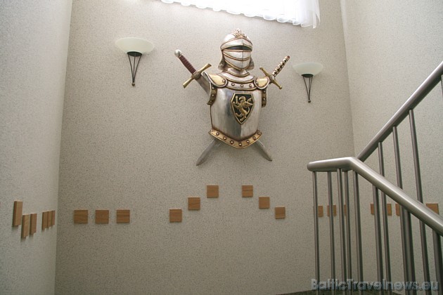 Viesnīcas kāpņu telpā ir izvietoti bruņinieku tēli 38008