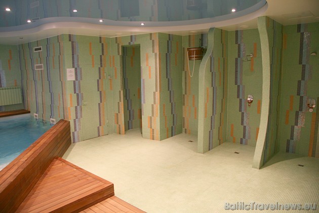 4 dažādas kontrasta dušas: kaskāde, lietus, spainis, mūzikas, gaismas un ūdens terapijas apvienojums, to kopējais nosaukums ir Karību vētra - sniegs m 38036