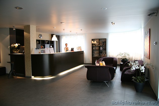 Viesnīcas Europa City Riga viesu uzņemšanas dienests. Viesnīcai raksturīgs 60. gadu stila interjers. Viesnīca ir atklāta 2006. gadā 38131