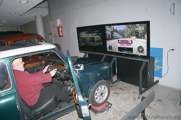 Motormuzeja apmeklētājiem ir iespēja doties trasē ar datora automobili, bet sēžot īstā automašīnā 38210