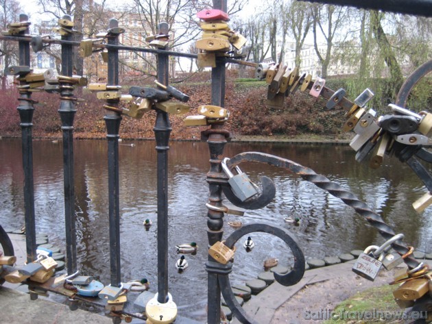 Viens no romantiskākajiem kanāla tiltiņiem - kāzu dienā jaunais pāris pie kāda tilta pieslēdz slēdzeni, kas simbolizē mūžīgu mīlestību un kopdzīvi 38419