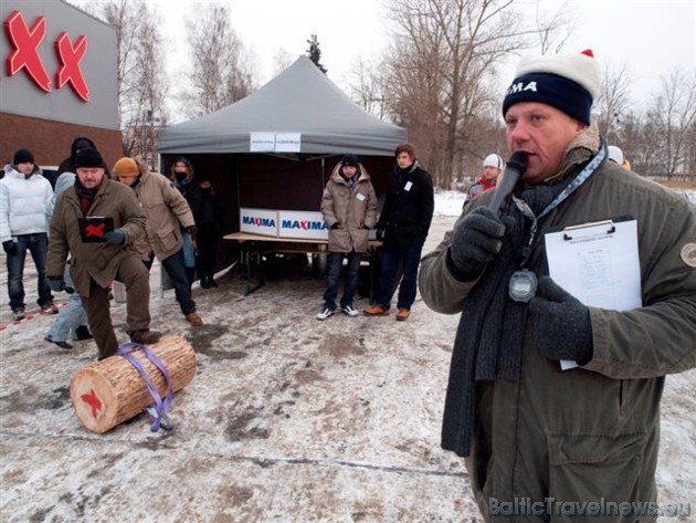 Veikalu tīkls Maxima aicināja ikvienu Latvijas iedzīvotāju, kas jūtas stiprs miesā vai garā, pieteikties ziemas saulgriežu bluķa vilkšanas sacensībām, 38846