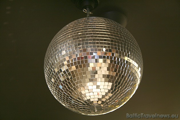 Piektdienu un sestdienu vakaros sākot no plkst. 22.00 līdz 02.00 barā ir atvēlēta vieta dīdžejiem - disko balles un cita stila mūzika ar aizrautīgu de 39029