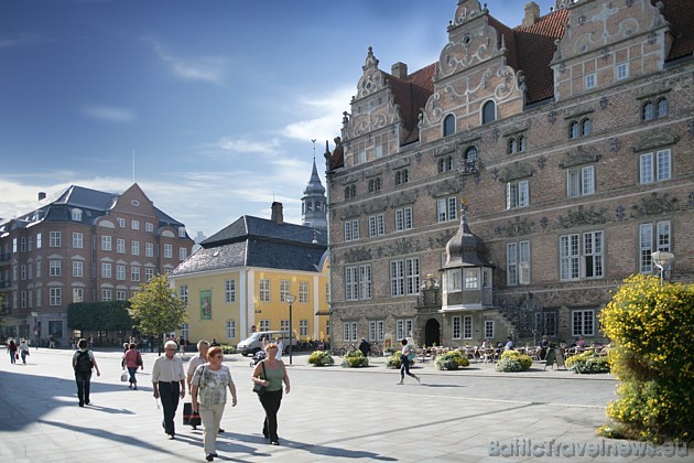 Pilsētas slavenākais tūrisma objekts ir Jens Bangs Stenhus - māja, ko pretī rātsnamam 1624. gadā renesanses stilā uzbūvēja kāds tirgotājs, kas netika  39053