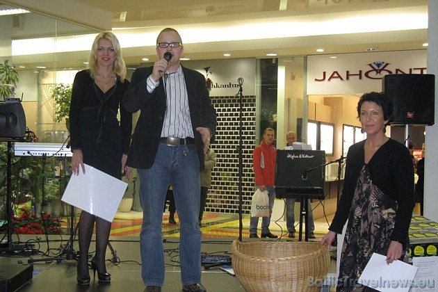 Nikos Travel direktore Jeļena Serebrjakova ar pasākuma vadītāju 39288