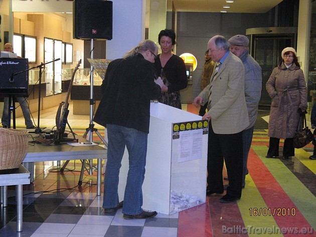 Pilna kaste ar loterijas čekiem, drīz būs zināms laimīgais uzvarētājs 39290