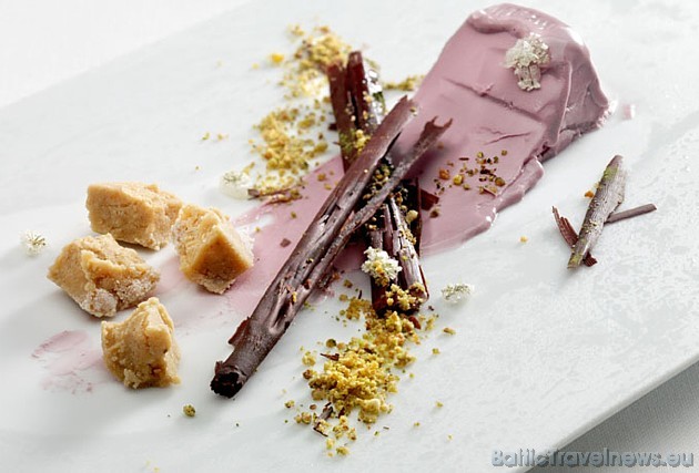 Violetais krēms, viens no restorāna īpašajiem desertiem 39513