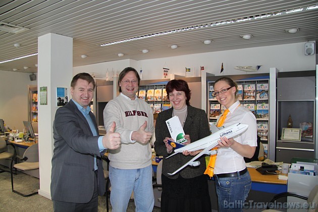 Prieka momentā: Aivars Mackevičs (Travelnews.lv), Pauls Gusts (Kaleva Travel), Aija Rancova (ceļojuma laimētāja) un Anita Atmata (Kaleva Travel) 40685