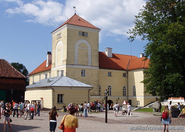 Livonijas ordeņa pils ik gadu piesaista daudzu ceļotāju uzmanību 42283