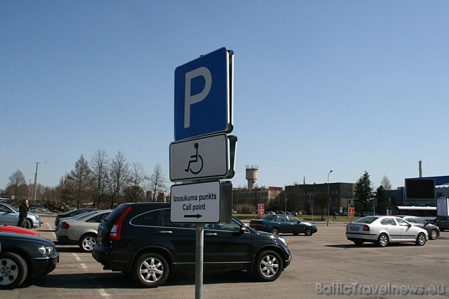 Lidostas autostāvlaukumos izveidoti jauni izsaukumu punkti, kas sniedz iespējas paziņot par ierašanos lidostā 42302