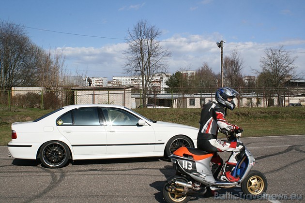 Motosportists Raimonds Pastars automašīnas izaicinās skrieties ar savu sacensībām sagatavoto motorolleru 42529