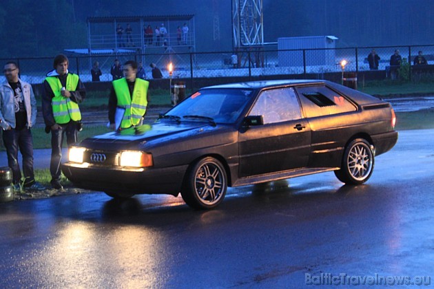 Drifta cienītāji varēja brīnīties par igauņu Audi, kas ir pārbūvēts uz aizmugures piedziņu un ļoti efektīgi piedalījās sacensībās Drifta cienītāji varēja brīnīties par igauņu Audi, kas ir pārbūvēts uz aizmugures piedziņu un ļoti efektīgi piedalījās sacensībās 43388