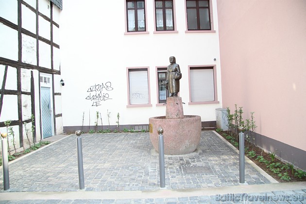 Pagalma skulptūra/piemineklis, kas dienas laikā apšļaksta ielas gājējus 43627