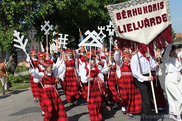 Bērnu koris Lielvārde svētku gājienā 43738