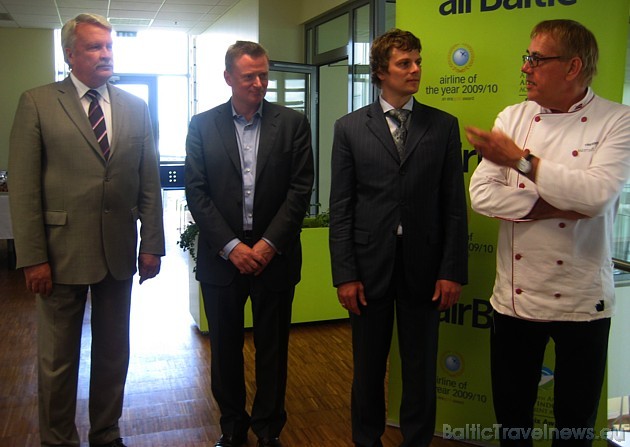 airBaltic biznesa klases ēdienkarti atklāja LR zemkopības ministrs Jānis Dūklavs, airBaltic prezidents Bertolts Fliks, airBaltic korporatīvo komunikāc airBaltic biznesa klases ēdienkarti atklāja LR zemkopības ministrs Jānis Dūklavs, airBaltic prezidents Bertolts Fliks, airBaltic korporatīvo komunikāc 43956