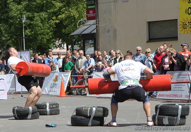 Ūdensmeistars baļķa celšana (135 kg) ir labs izaicinājums sportistiem 44621