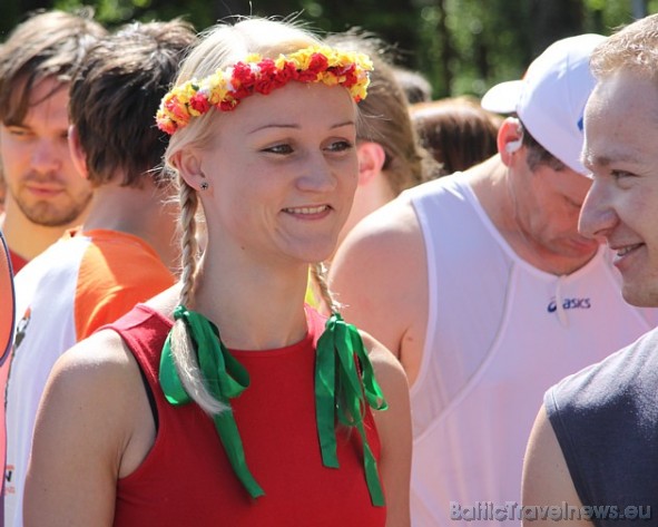 LKB Life skrējiens Zelta keda -  www.zeltakeda.lv - skrējiena dalībniece izpelnās fotogrāfu uzmanību 44651