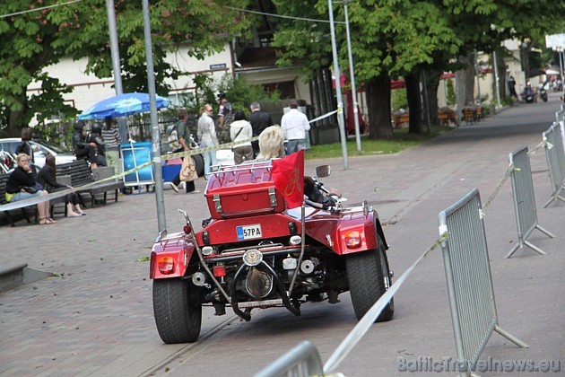 Jomas iela Jūrmalā bija sadalīta - puse motociklistiem un velosipēdistiem, bet otra puse gājējiem Jomas iela Jūrmalā bija sadalīta - puse motociklistiem un velosipēdistiem, bet otra puse gājējiem 44707