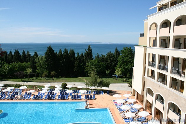 Sol Nessebar Bay viesnīcā viesiem pieejami divi iekšējie un divi ārējie baseini, bet atpūtas krēsli un saulessargi pie baseina pieejami par brīvu 44999