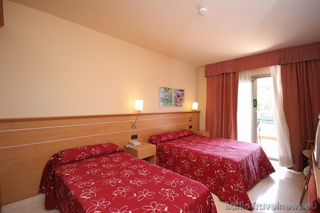 Luksa numuri, apmēram 40 m² plaši - guļamistaba, viesistaba, 2 televizori, jacuzzi uz terases un pārējais standarta numura aprīkojums 45320