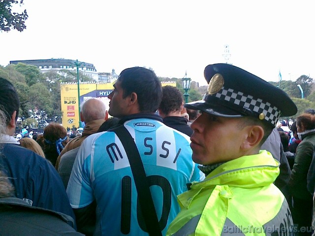 Messi ar numuru 10 ir viens no fanu iecienītākajiem krekliem. Mobilā telefona foto: www.relaksture.lv Messi ar numuru 10 ir viens no fanu iecienītākajiem krekliem. Mobilā telefona foto: www.relaksture.lv 45624