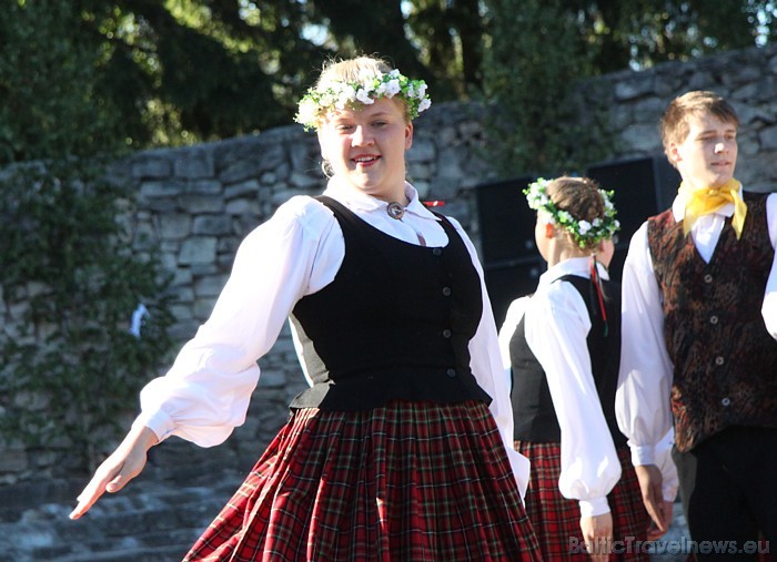 Deju kolektīvi: PAVARDS, SOARE , RĪDZENIEKS, TAPA, BITĪTE, AUDA, RATIŅŠ, MIĶELIS, ERLA, VĒJA ZIRDZIŅŠ, KAMOLĪTIS, DEJOTPRIEKS, BRĪZE, MĀRA, RŪDIS, GR Deju kolektīvi: PAVARDS, SOARE , RĪDZENIEKS, TAPA, BITĪTE, AUDA, RATIŅŠ, MIĶELIS, ERLA, VĒJA ZIRDZIŅŠ, KAMOLĪTIS, DEJOTPRIEKS, BRĪZE, MĀRA, RŪDIS, GR 45719