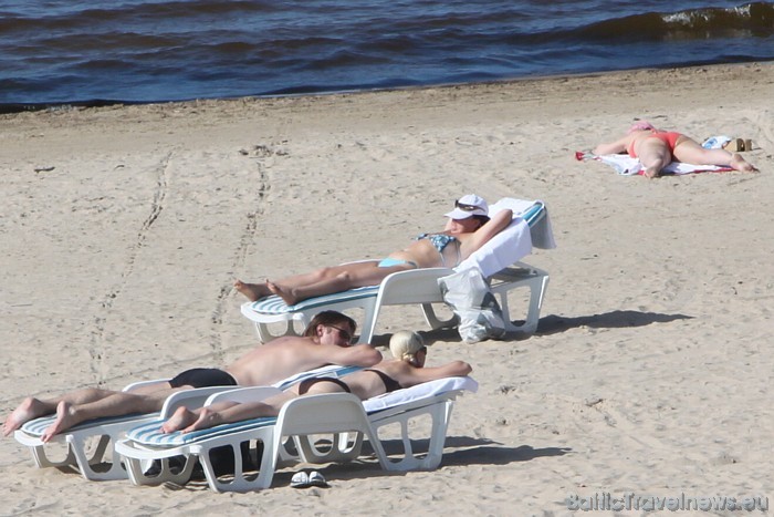Atpūtnieki līdz vēlaj stundai cenšas palikt pludmales saulē pie viesnīcās - www.balticbeach.lv 45854