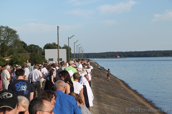 Daugavas svētku apmeklētāji varēja noraudzīties gan svecīšu, gan ziedu vainadziņu peldējumā pa Daugavu 45894