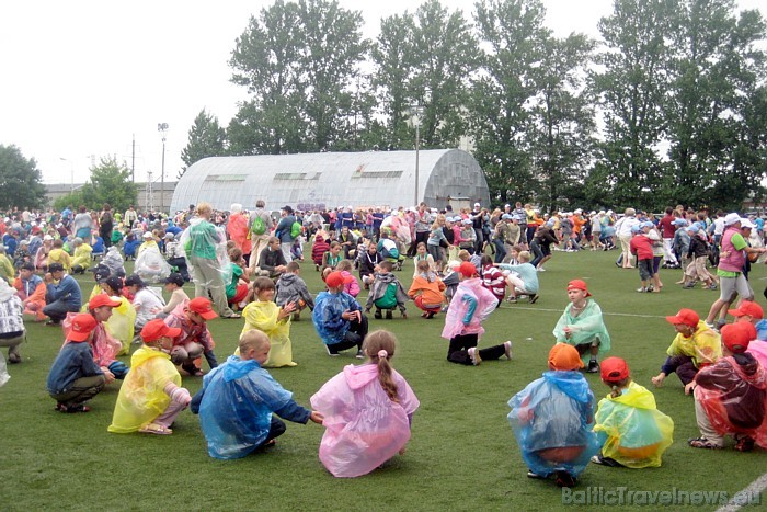X Latvijas skolu jaunatnes dziesmu un deju svētku dalībniekus 2010.gada 8.jūlija rīts pārsteidza ar stiprām lietus šaltīm 46115