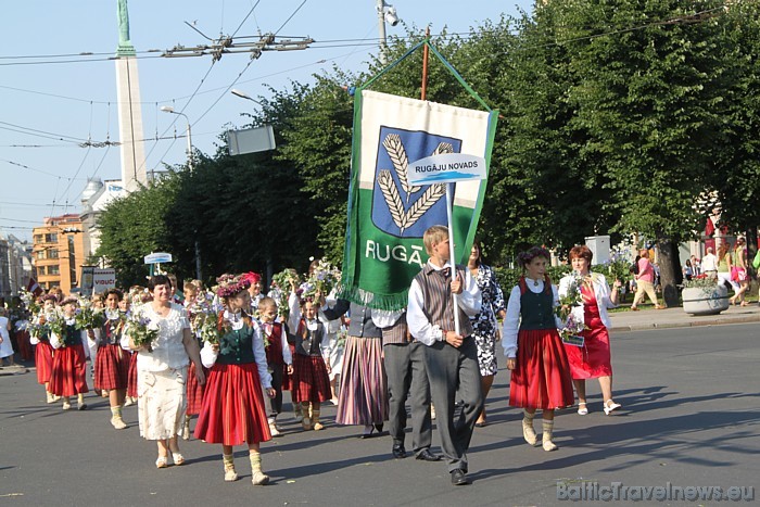X Latvijas skolu jaunatnes dziesmu un deju svētku gājienā iet Rugāju novads 46315