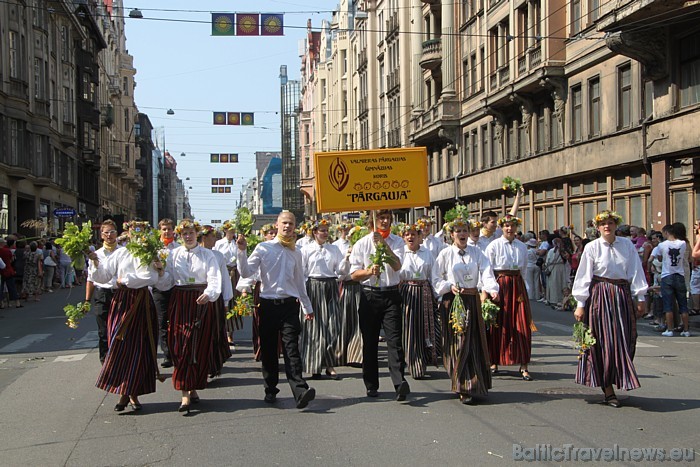 X Latvijas skolu jaunatnes dziesmu un deju svētku gājienā iet Valmieras Pārjaujas ģimnāzijas koris Pārgauja 46673