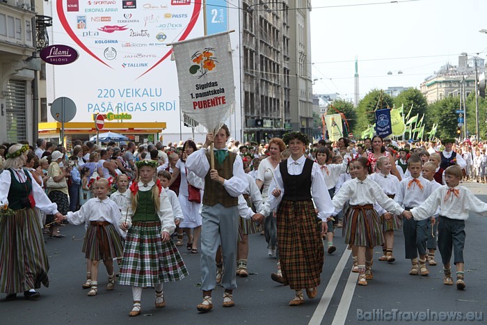 X Latvijas skolu jaunatnes dziesmu un deju svētku gājienā iet Siguldas 1.pamatskolas kolektīvs Purenīte 46718
