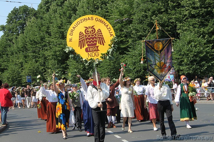 X Latvijas skolu jaunatnes dziesmu un deju svētku gājienā iet N. Daudziņa ģimnāzija 46767