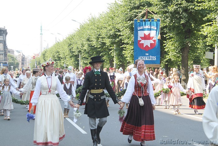 X Latvijas skolu jaunatnes dziesmu un deju svētku gājienā iet Rīgas franču liceja TDA Auseklītis 46770