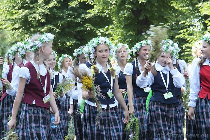 X Latvijas skolu jaunatnes dziesmu un deju svētku gājiena dalībnieces 46776