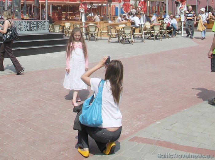 Gaismas egle jau kļuvusi par populāru fotografēšanās vietu rīdziniekiem un pilsētas viesiem. Uz tās uzstādīts elektronisks pulkstenis, kurš skaita lai 46730